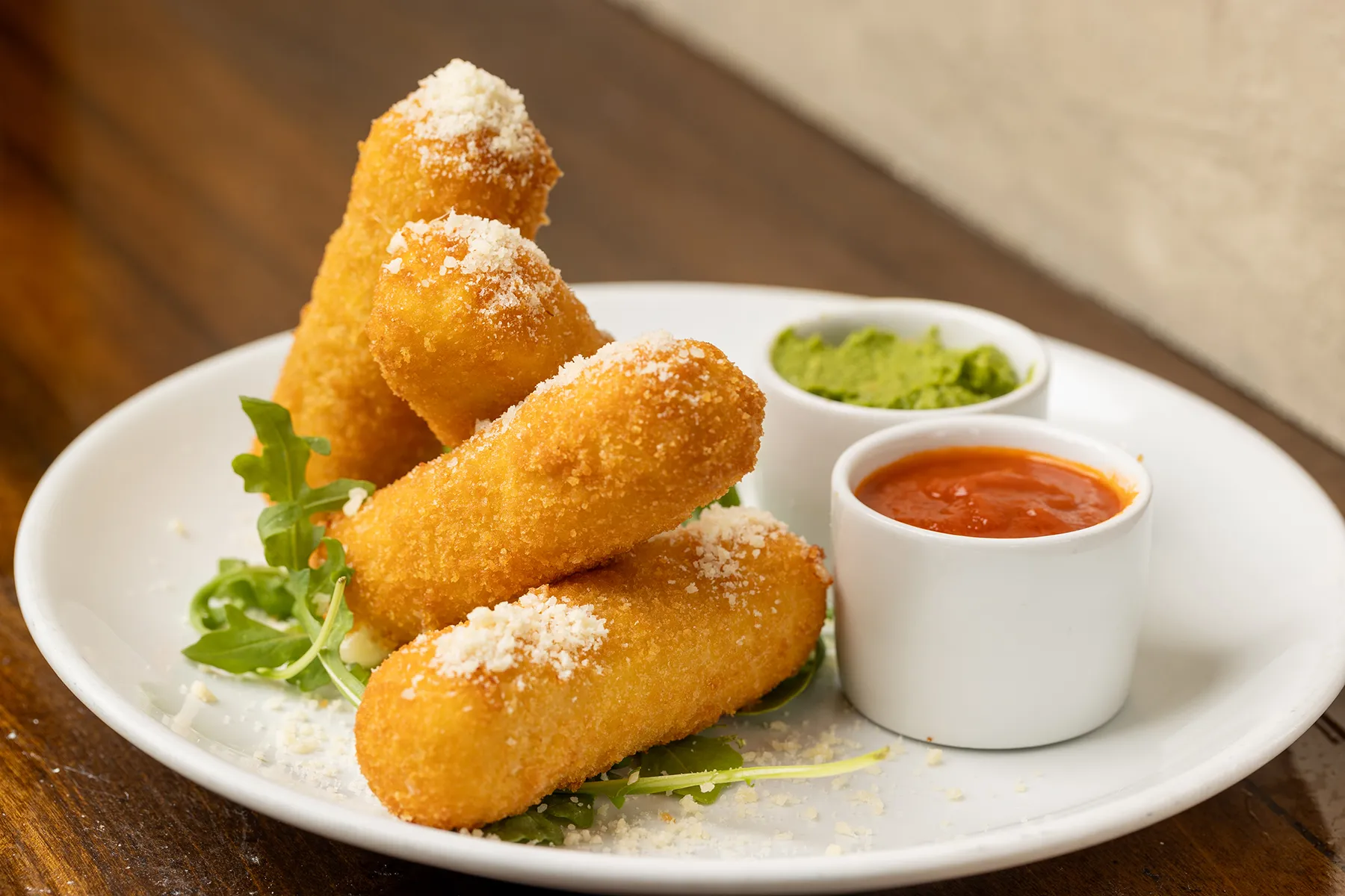 mozzarella sticks with sauce on the side